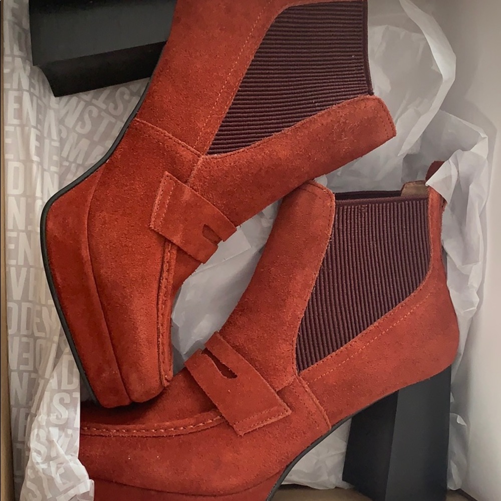 BRAND NEW Steve Madden Rust Suede booties!!